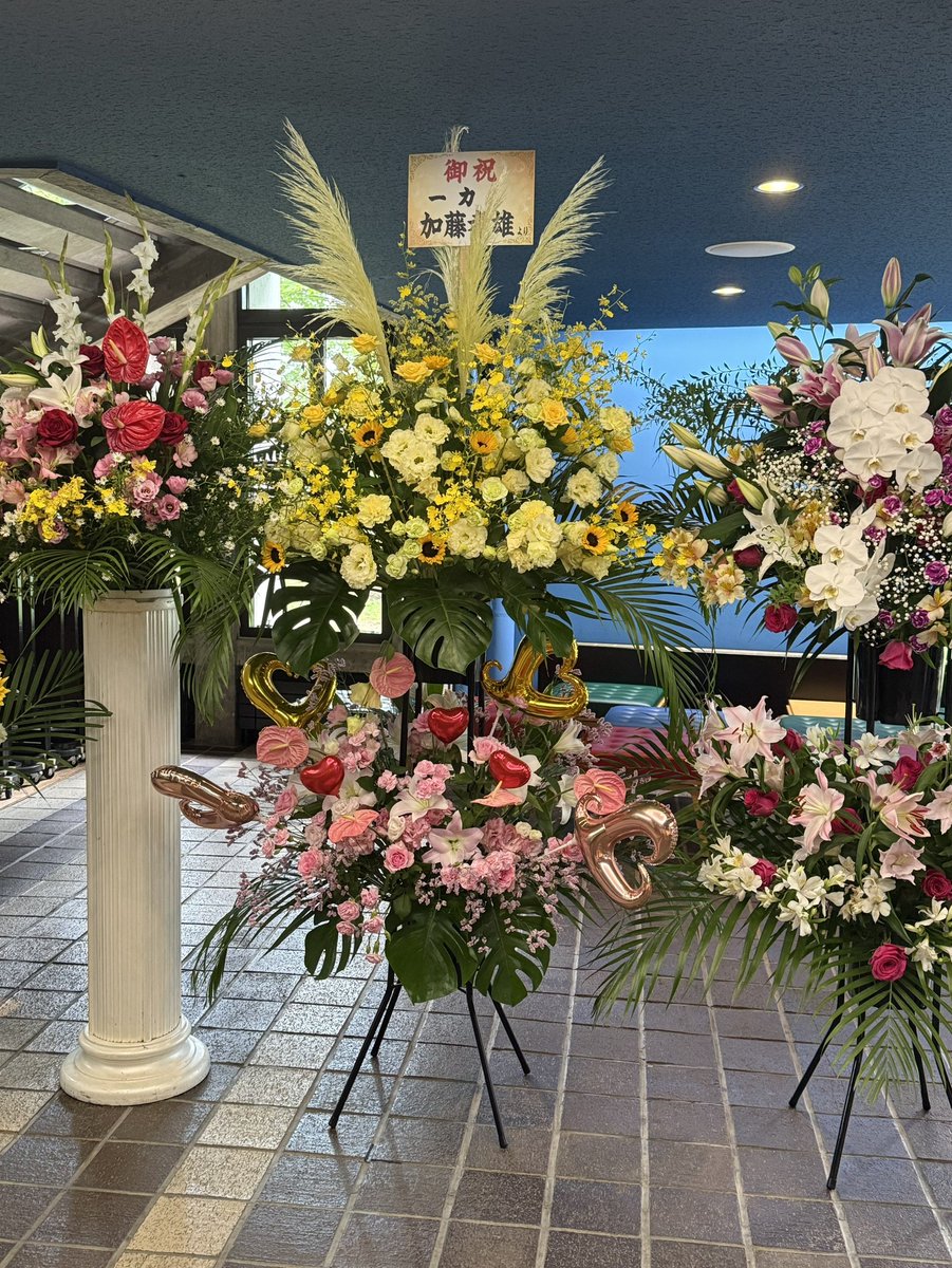 pen__Bz's tweet photo. 『シソンヌ✨』の単独ライブ初めて行って来ました⤴️🙋‍♀️
(昨年､一昨年と落選したから🥲)
めっちゃ笑って腹筋の筋肉痛になりそうだった！😂
来年の単独ライブは弘前公演がないので今年は行けて良かった～🤩
明日からまた仕事頑張ります⤴️👍

 #シソンヌ単独ライブquinze 👓 https://t.co/Enw1whgq66