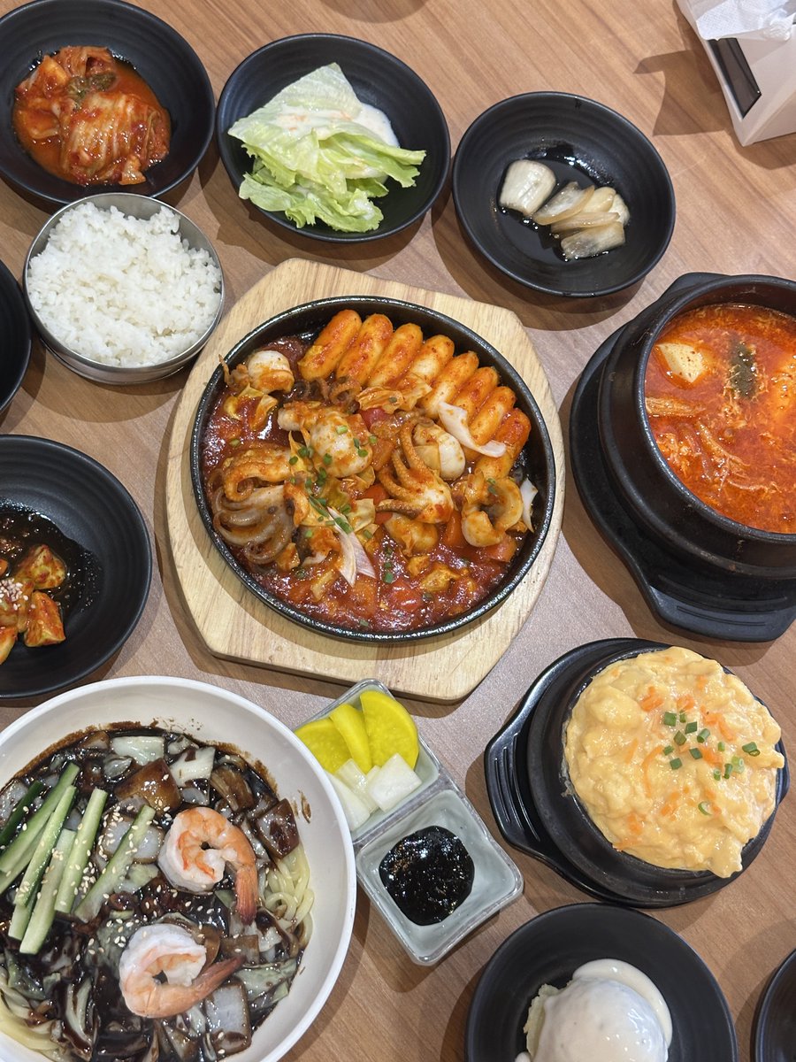 ispraews's tweet photo. ค้นพบร้านอร่อยอีกแล้วอะทุกคนㅠㅠ ร้าน korea house จาจังเมียนส่วนตัวอร่อยที่สุดตั้งแต่กินหลายร้านมาแล้วอะะ 10/10 แฟนกินครั้งแรกก็แบบอร่อยมาก รสชาติแบบถูกปากคนไทยอะเส้นนุ่มชอบซอสมันหอมมม มีกุ้งมีหมูด้วย เมนูอื่นก็ดี เครื่องเคียง7อย่างเติมได้ไม่อั้น ผมเลิฟฟฟฟ 🍜🥚 https://t.co/Rzf9zyvukm