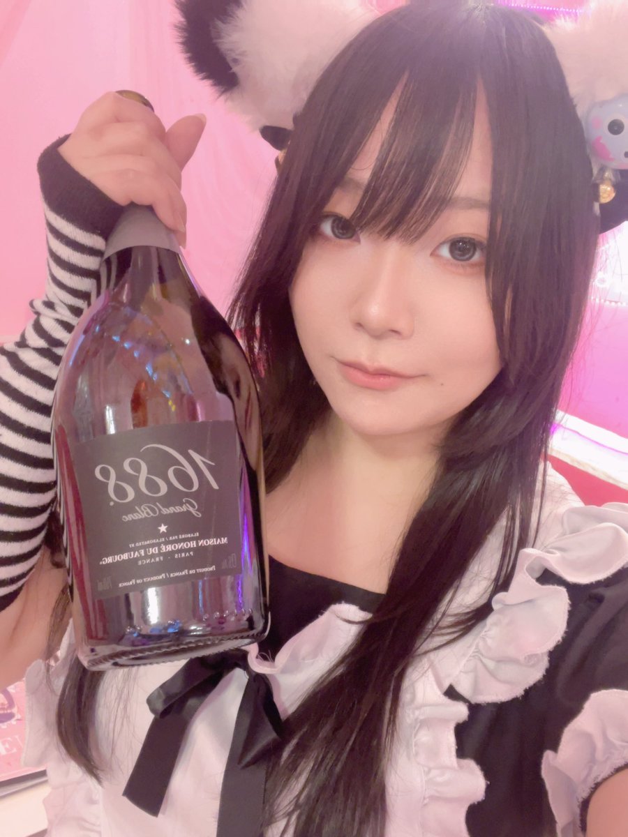 kaoru_deg's tweet photo. おきゅおわ！
��方に行っても長期休みで帰ってきてくれるご主人様も、ユナマノ入ってから今までずっと仲良くしてくれるご主人様も神（＾ν＾）
これからも長いお付き合いよろしくお願い申し上げ〼 https://t.co/qGNHzAiSpS