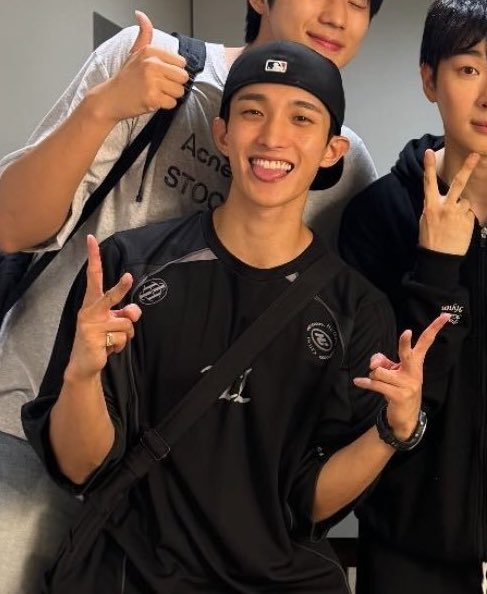 kyeomties's tweet photo. backwards hat dokyeomie https://t.co/WpSor6euaQ