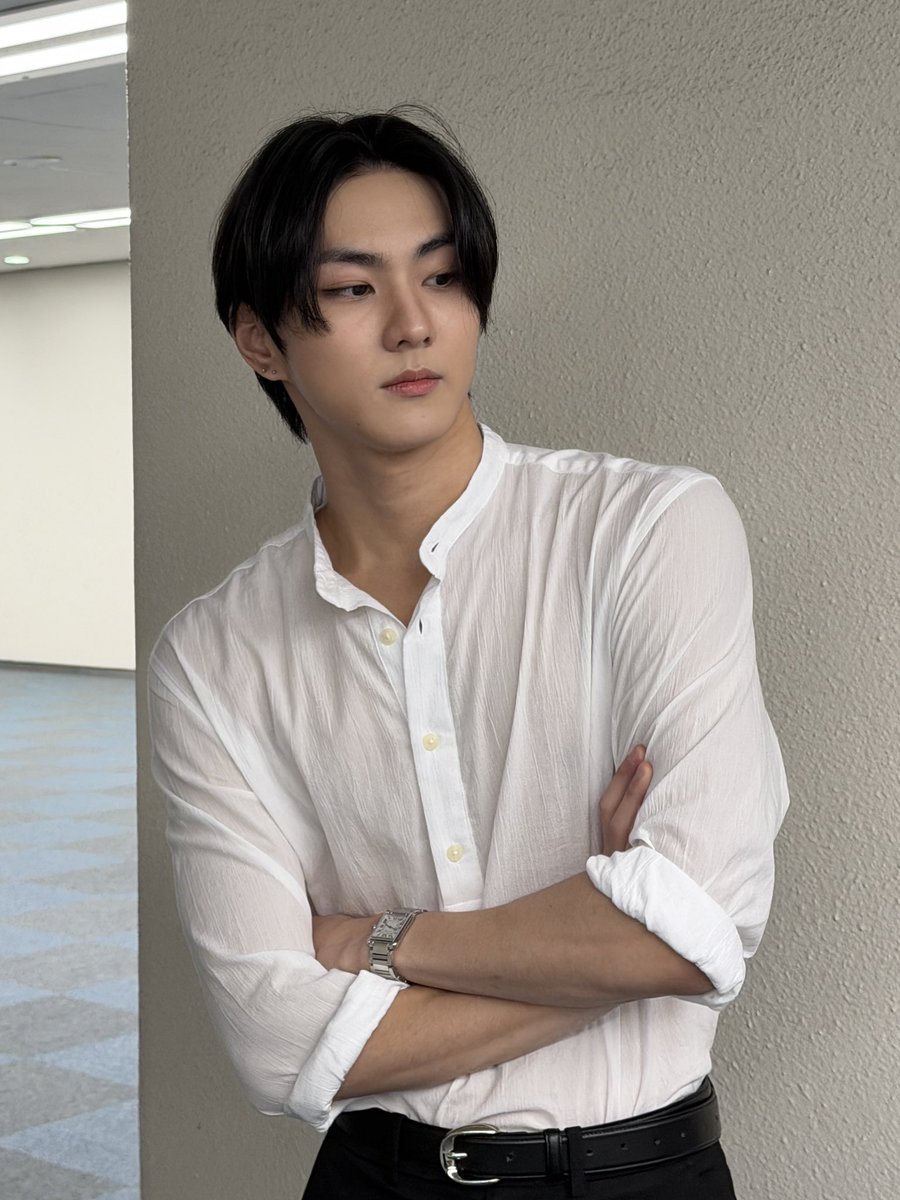 wonmuraoki's tweet photo. why did the outfit change his entire fucking aura https://t.co/x08tH84ce3