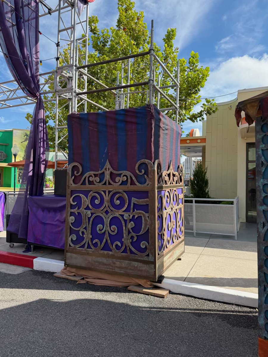 SpeculationMatt's tweet photo. Here’s an in-park look at today’s new additions on the entrance truss! Those boxes look amazing! #HHN35 #HHN https://t.co/Q7HUsK2vGH