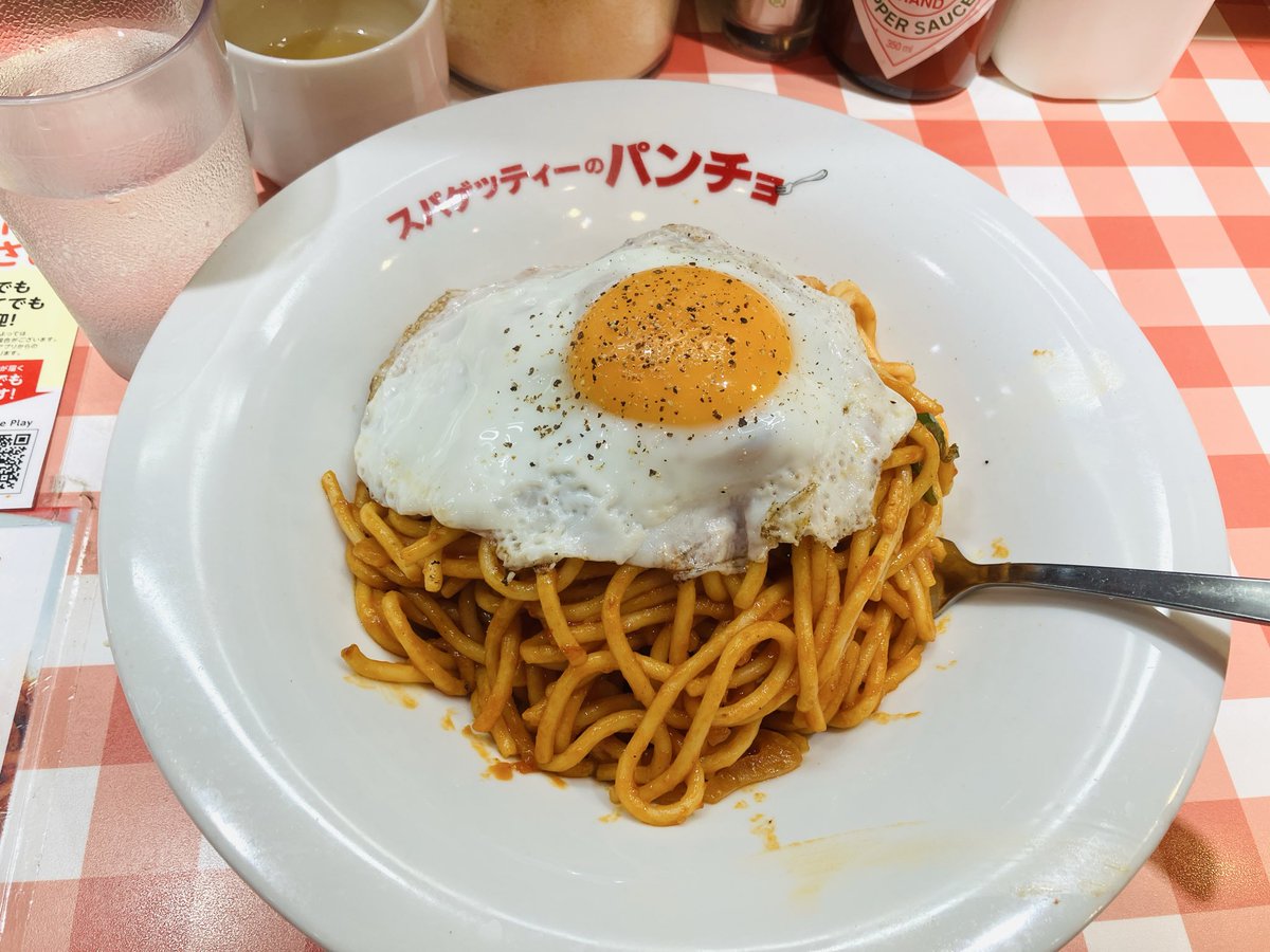 Boobee2015's tweet photo. 某所で某願いが叶わなかったので、似たような願い(全然違うけど)を叶えようとパンチョに来たが、そこでもお目当てのメニューが売り切れていて仕方なくナポリタン大盛りに目玉焼きトッピング。もちろん美味しく頂きました。 https://t.co/RHLxSKxw9f