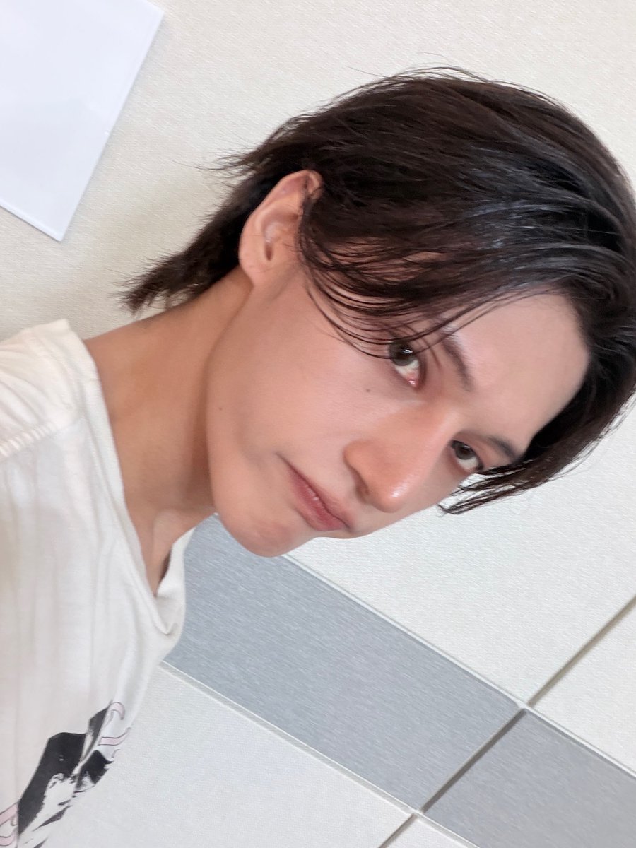 kasey_hhh's tweet photo. wooyoung 💌

wy: *pic*
wy: i felt sorry that i couldn’t contact you yesterday so i came with a photo… ㅎ
wy: since i was spending time with my family 
wy: okay/got it, wipe some of the sweat off for me 
wy: ㅋㅋㅋㅋ
wy: sorry 
wy: 🥺
wy: yess i spent (my time) well https://t.co/mMPllcaKof