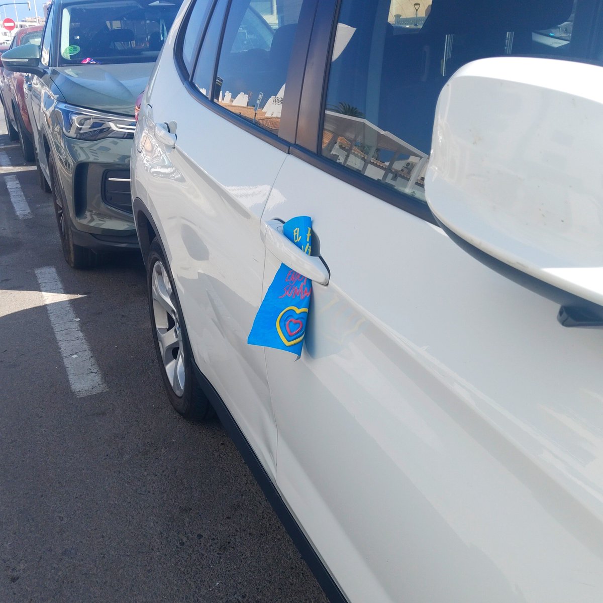 NuestroMarMenor's tweet photo. ¡Increíble! En un lugar con dos masas de agua a menos de 300 metros y se permite que empresas se publiciten dejando sus flyers en los coches a merced de los vientos

¿No hay nadie al frente en La Manga? ¿La policía de Cartagena y San Javier ni controla tráfico,ni náutica ni esto? https://t.co/l5xvmVe4kY