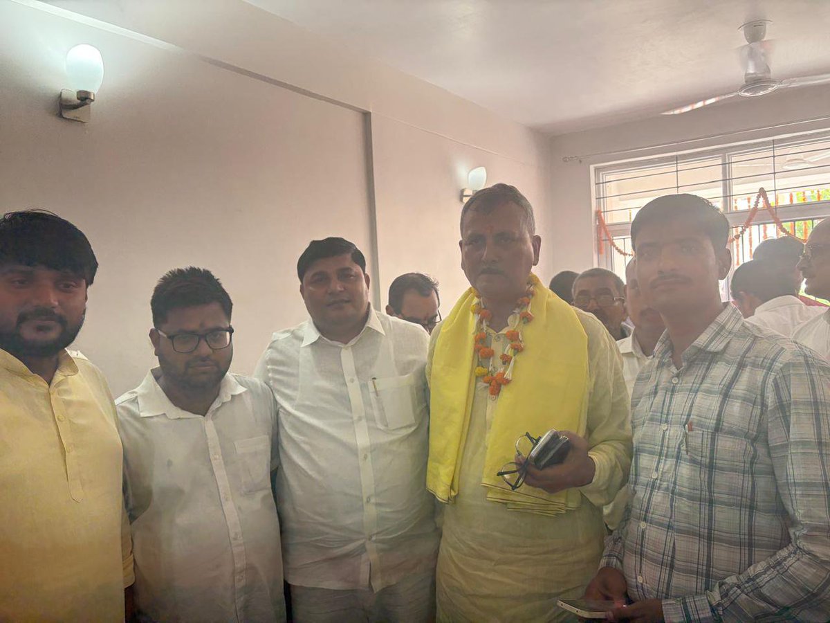 amitraybittu's tweet photo. आज बेनीपुर विधानसभा-80 के माननीय विधायक एवं सत्तारूढ़ गठबंधन दल के सचेतक प्रो.विनय कुमार चौधरी जी के पटना स्थित आवास पर आयोजित गृह प्रवेश सह पूजा-अर्चना में सम्मिलित हुआ।

इस पावन अवसर पर उन्हें एवं परिवार को हार्दिक बधाई तथा सुख-समृद्धि की शुभकामनाएँ दीं।

#Benipur
#Darbhanga https://t.co/JFkZAG8L3y