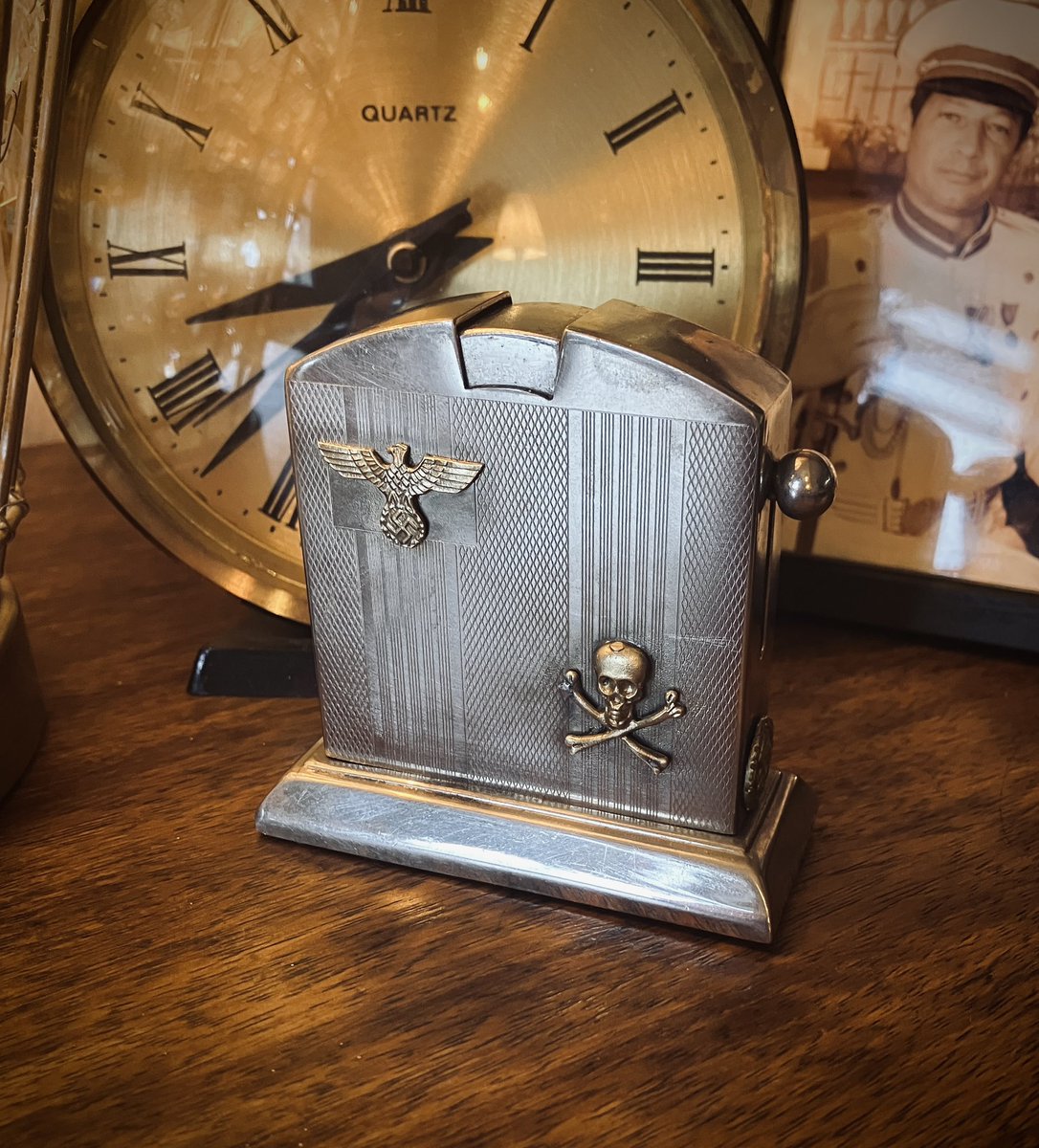 FamuzQuotes's tweet photo. Third Reich table lighter [German circa 1938] 🇩🇪 https://t.co/umWh8rdGoc