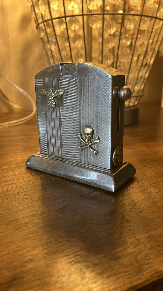 FamuzQuotes's tweet photo. Third Reich table lighter [German circa 1938] 🇩🇪 https://t.co/umWh8rdGoc