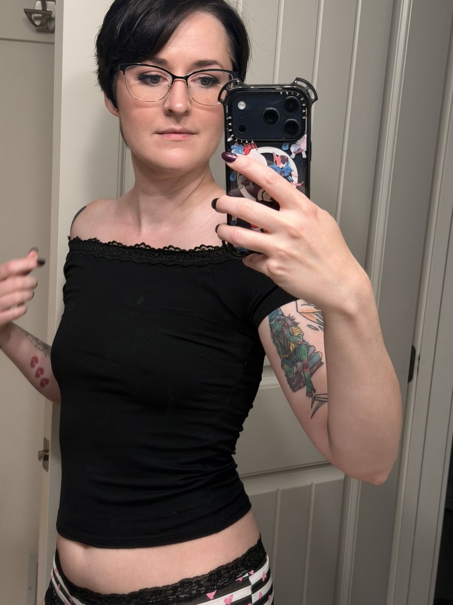IvyAfterDark4's tweet photo. Glasses or no glasses? https://t.co/t80pRCAMSK