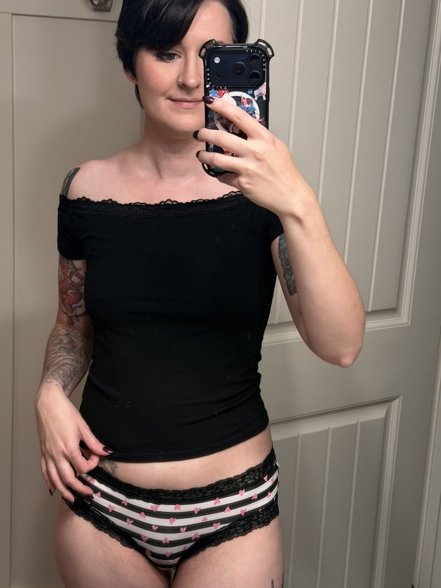 IvyAfterDark4's tweet photo. Glasses or no glasses? https://t.co/t80pRCAMSK