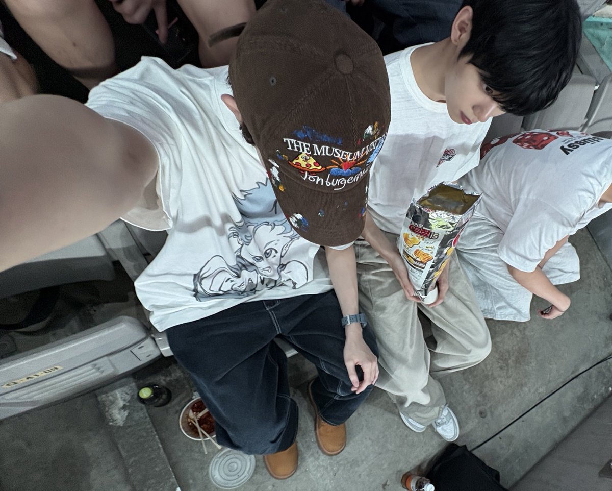evnne_hanbin's tweet photo. Jeonghyeon and Yunseo attended the Atlético Madrid vs. Manchester City match at Seoul World Cup Stadium

#EVNNE #이븐 #이정현 #지윤서 https://t.co/tdSioCbC4S