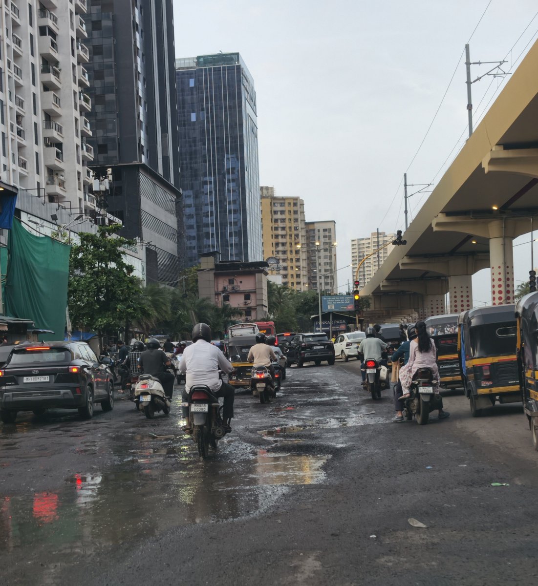 MNCDFbombay's tweet photo. Important @mybmc

Road at Dahisar Toll plaza, north bound, near Pandurang Wadi metro station, is in terrible shape.

Do not blame MSRDC or NHAI, this road was under your jurisdiction until last year.

NHAI HAS FINISHED white topping on their section.

Fix before any accidents. 

#MNCDFflyingSquad