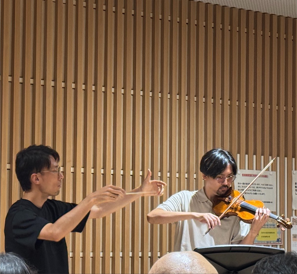 ems_orch's tweet photo. いよいよ演奏会まで1週間となった本日は、三原さん﨑谷さんに加え、都響トランペット奏者の伊藤駿さんにもご参加いただきました♬

弦楽器管楽器双方の視点からフレーズの考え方について掘り下げる良い時間でした♪

いよいよに迫った演奏会は8/16です！
https://t.co/reTxdpT9Xu https://t.co/u3aV60aFfb