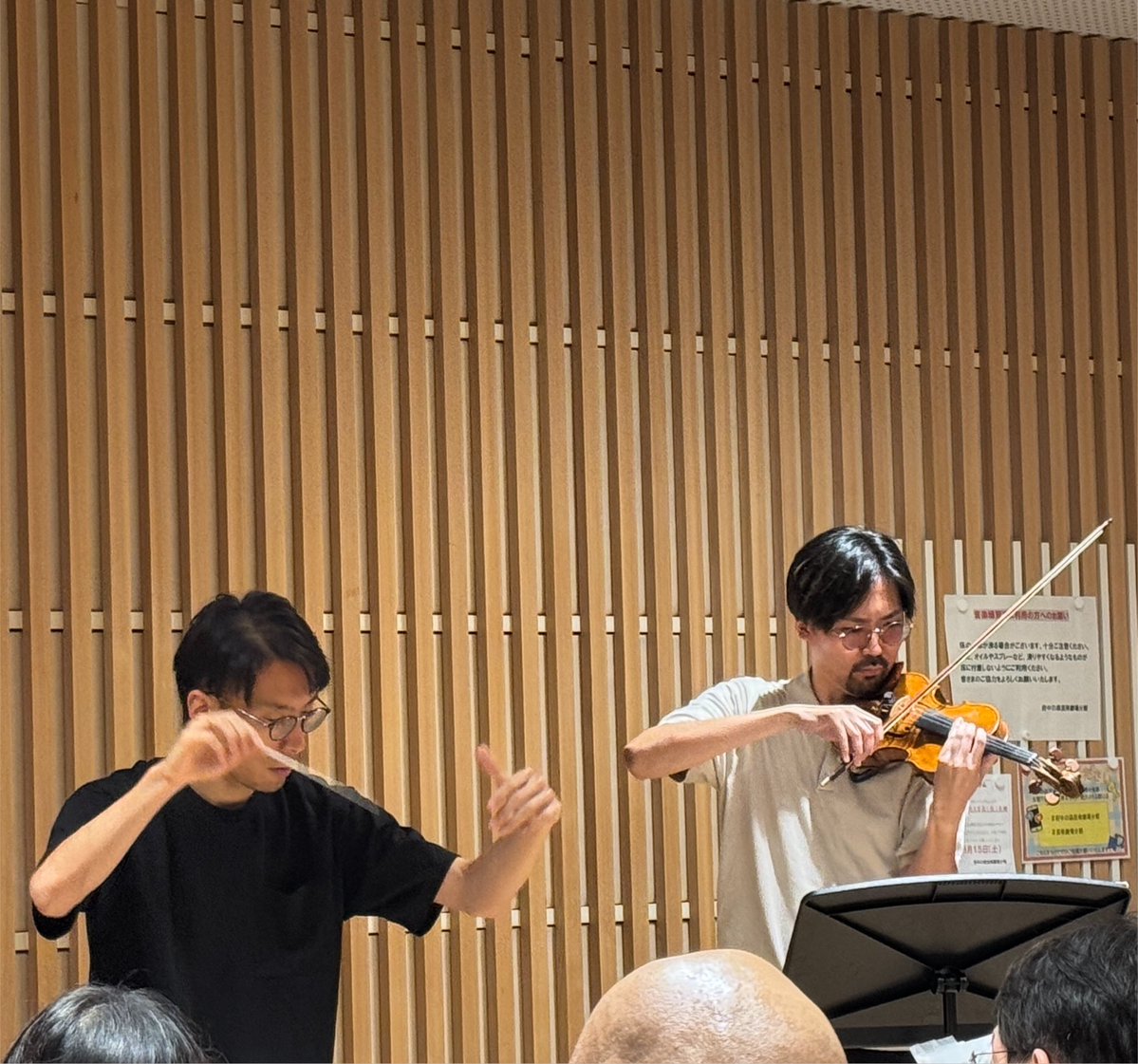 ems_orch's tweet photo. いよいよ演奏会まで1週間となった本日は、三原さん﨑谷さんに加え、都響トランペット奏者の伊藤駿さんにもご参加いただきました♬

弦楽器管楽器双方の視点からフレーズの考え方について掘り下げる良い時間でした♪

いよいよに迫った演奏会は8/16です！
https://t.co/reTxdpT9Xu https://t.co/u3aV60aFfb