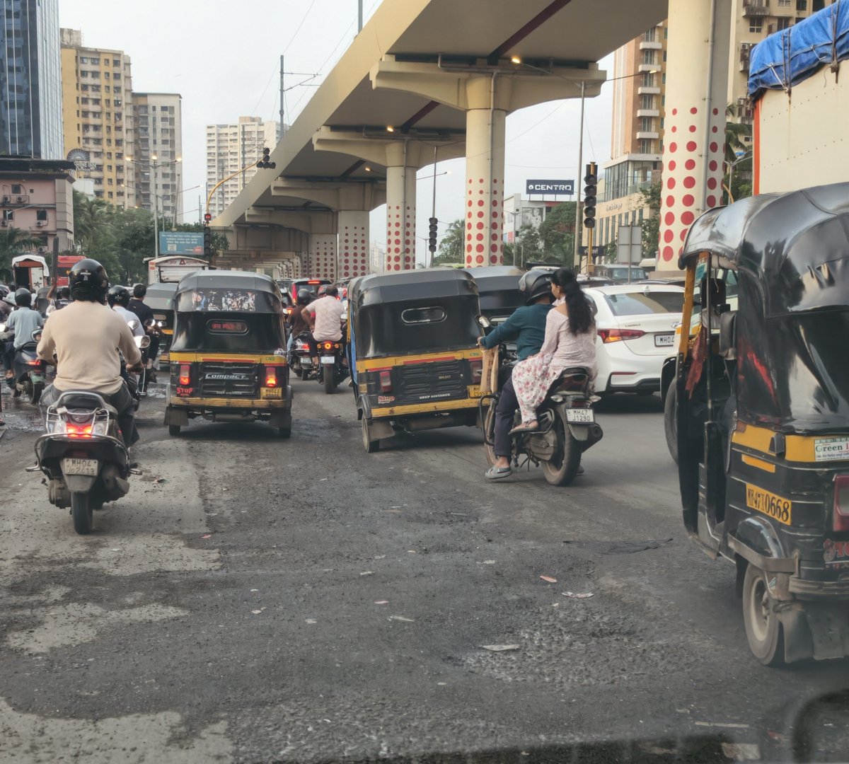 MNCDFbombay's tweet photo. Important @mybmc

Road at Dahisar Toll plaza, north bound, near Pandurang Wadi metro station, is in terrible shape.

Do not blame MSRDC or NHAI, this road was under your jurisdiction until last year.

NHAI HAS FINISHED white topping on their section.

Fix before any accidents. 

#MNCDFflyingSquad