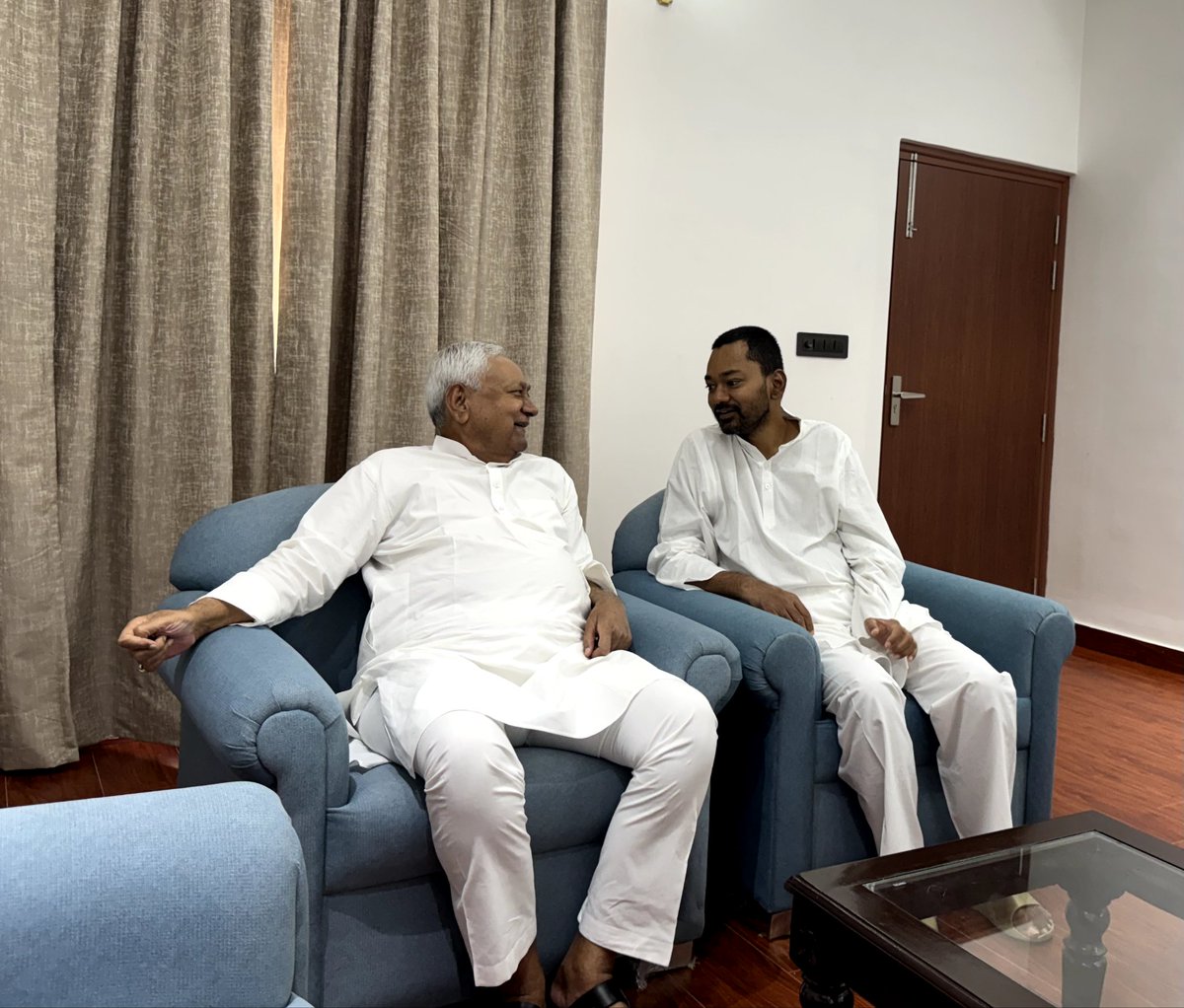 Nishantjdu81's tweet photo. आज दिल्ली प्रवास के अंतिम दिन सभी निर्धारित कार्यों को पूरा करते हुए पिताजी, हमारे नेता एवं बिहार के पूर्व मुख्यमंत्री आदरणीय श्री नीतीश कुमार जी को बिहार के स्वास्थ्य मंत्री के रूप में अब तक किए गए कार्यों और स्वास्थ्य क्षेत्र में किए जा रहे प्रयासों से विस्तार से अवगत कराया। साथ ही, भविष्य की योजनाओं के बारे में बताया और उनका मार्गदर्शन प्राप्त किया।

इस मौके पर जद(यू) के राष्ट्रीय कार्यकारी अध्यक्ष एवं राज्यसभा सांसद श्री संजय कुमार झा जी भी साथ रहे।

केंद्र एवं बिहार में अपने कार्यकाल के दौरान उनके द्वारा किए गए महत्वपूर्ण कार्यों, विशेषकर बिहार के स्वास्थ्य क्षेत्र में हुए व्यापक बदलावों और उपलब्धियों के बारे में उनसे जानने का अवसर मिला। उनके लंबे अनुभव, दूरदर्शिता और मार्गदर्शन से सीखना मेरे लिए बेहद प्रेरणादायक रहा।

उनके कार्यों और अनुभवों से प्रेरणा लेते हुए बिहार के स्वास्थ्य क्षेत्र को और बेहतर, सुलभ एवं जन-केंद्रित बनाने तथा जन-जन तक गुणवत्तापूर्ण स्वास्थ्य सुविधाएँ पहुँचाने के संकल्प को नई ऊर्जा मिली।

@NitishKumar @SanjayJhaBihar