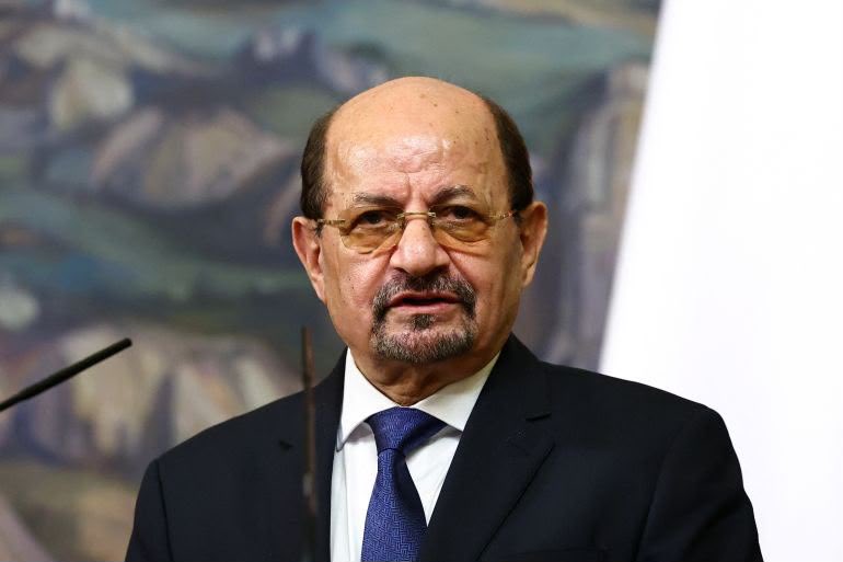 NShuryf's tweet photo. الحكومة تدين بأشد العبارات الهجوم الحوثي على ميناء المخا وتؤكد أنها ستتحمل مسؤولياتها في حماية المنشآت الحيوية
[09/08/2026 01:21]

عدن – سبأنت:
أدانت الحكومة اليمنية بأشد العبارات الهجوم الإرهابي الذي شنته مليشيا الحوثي الإرهابية، المدعومة من النظام الإيراني، على ميناء المخا بمحافظة تعز، باستخدام الطائرات المسيّرة والصواريخ، في اعتداء سافر على منشأة مدنية واقتصادية حيوية، يكشف مجددًا الطبيعة الإجرامية لهذه المليشيا واستخفافها بحياة اليمنيين ومصالحهم ومقدراتهم الوطنية.

وأكد بيان صادر عن مجلس الوزراء أن هذا الاعتداء يأتي في سياق نهج ممنهج لمليشيا الحوثي لاستهداف الموانئ والمنشآت الحيوية والبنية التحتية والقطاعات الاقتصادية، في الوقت الذي تواصل فيه الترويج لادعاءات زائفة حول ما تسميه “الحصار” على الشعب اليمني.. موضحا إن المفارقة التي لم يعد بالإمكان تجاهلها هي أن المليشيا التي تتذرع بالحصار هي نفسها التي تستهدف موانئ اليمن، وتضرب منشآته الحيوية، وتهاجم بنيته التحتية، وتعبث بمقدرات شعبه، وتعطل النشاط التجاري والاقتصادي، وتقطع شرايين الحياة عن ملايين اليمنيين، بما يؤكد أن معاناة الشعب ليست سوى أداة تستخدمها المليشيا للدعاية والابتزاز السياسي.

وشددت الحكومة على أن استهداف ميناء المخا والمنشآت والمرافق الحيوية يمثل حربا على الدولة والمجتمع والاقتصاد الوطني، ويأتي ضمن مشروع مدعوم إيرانيا لإبقاء اليمن في دائرة الفوضى والدمار، واستخدام أراضيه وموانئه وممراته البحرية لتهديد الأمن الإقليمي والدولي.

وحذرت الحكومة من أن استهداف ميناء المخا يمثل تصعيدًا بالغ الخطورة، ويؤكد أن تهديد مليشيا الحوثي لم يعد محصورا داخل اليمن، بل أصبح خطرا مباشرًا على الأمن والاستقرار الإقليمي والدولي وحرية الملاحة والتجارة في البحر الأحمر.

وحملت الحكومة مليشيا الحوثي المسؤولية الكاملة عن هذا الاعتداء وتداعياته، كما حملت النظام الإيراني مسؤولية استمرار إمدادها بالأسلحة والخبرات والتكنولوجيا العسكرية التي تمكنها من تنفيذ هذه الهجمات واستهداف المنشآت المدنية والموانئ والملاحة الدولية.

وأكدت الحكومة أنها ستتحمل كامل مسؤولياتها الوطنية والدستورية في حماية المنشآت الحيوية والموانئ والمقدرات الوطنية، ولن تسمح لمليشيا إرهابية أو لأي طرف خارجي باستخدام أراضي اليمن ومؤسساته ومقدراته للإضرار بالشعب اليمني أو تهديد أمن المنطقة والمصالح الدولية، كما ستواصل اتخاذ كل ما يلزم من إجراءات لحماية المنشآت الاقتصادية والخدمية وتأمين حركة التجارة والإمدادات، بالتنسيق مع الأشقاء والشركاء الدوليين.

وجددت الحكومة التأكيد على أن اليمن لن يكون منصة دائمة للمشروع الإيراني لتهديد المنطقة والعالم، داعية المجتمع الدولي إلى الانتقال من بيانات الإدانة والقلق إلى موقف عملي ورادع تجاه مليشيا الحوثي وداعميها، وتجفيف مصادر تمويلها وتسليحها، ومحاسبتها على استهداف المنشآت المدنية والموانئ وتهديد الملاحة الدولية.

وأكدت أن الطريق إلى السلام في اليمن لا يمر عبر مكافأة الإرهاب أو التساهل مع المليشيات المسلحة، وإنما عبر إنهاء أسباب التصعيد، وتمكين مؤسسات الدولة الشرعية من بسط سيطرتها على كامل التراب الوطني، واستعادة احتكار الدولة للسلاح، بما يضمن أمن اليمن واستقراره ويحمي مصالحه ومصالح المنطقة والمجتمع الدولي وحرية الملاحة في البحر الأحمر.