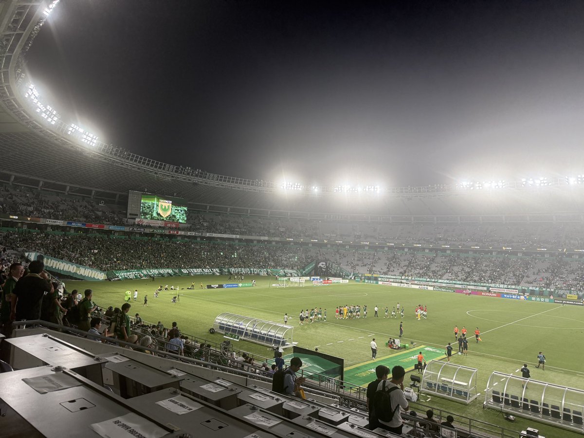 reona32's tweet photo. 【212試合目 8/9 明治安田J1】
東京ヴェルディ 1-1 川崎フロンターレ

前半からボールを握って川崎Fが攻めり、東京Vが構える展開。が、東京Vは前からガンガンはいかず最後1/3のところをタイトに人に厳しく行きチャンスを作らせず、ただ前追いのところで奪えるとわかれば前線3枚で激しくプレスをかけ奪ってショートカウンターでしかけ少ないながらもチャンスを作る。そして0-0で折り返して迎えた後半開始直後、右サイドから人数をかけた攻撃で最後は染野唯月の折り返しを溝口修平が押し込みネットを揺らし東京Vが先制。

持ってたのは川崎Fだったが狙いを統一してたのは東京Vのように前半から見えたので納得の先制でもあった。そこから一時は東京Vが握る時間を少し増やしてゲームのペースを掴んだが、川崎Fも中央に入っていく人数を増やした攻撃を見せ39分脇坂泰斗に決定機。だが、ボックス内に侵入して振った左足はマテウスの好セーブに遭う。このまま東京Vが耐えて勝ち点3を獲得するか…と思われたが、終了間際にスコアが動く。後半51分に途中出場・佐々木旭の突破→クロスを平川怜がクリアミス。これがゴール前に流れてラザル・ロマニッチが反応して左足を振り抜きネットを揺らして同点に。土壇場で川崎Fが追いつき、1-1のドローで終了。

東京Vとしては逃げ切りたかったが、２点目を取れるように時間をもっと作りたかった感はある。川崎Fは持っているが怖さがない時間が多く、そこが気になった。ここの課題を始まった新シーズンでどう変えられるか。
