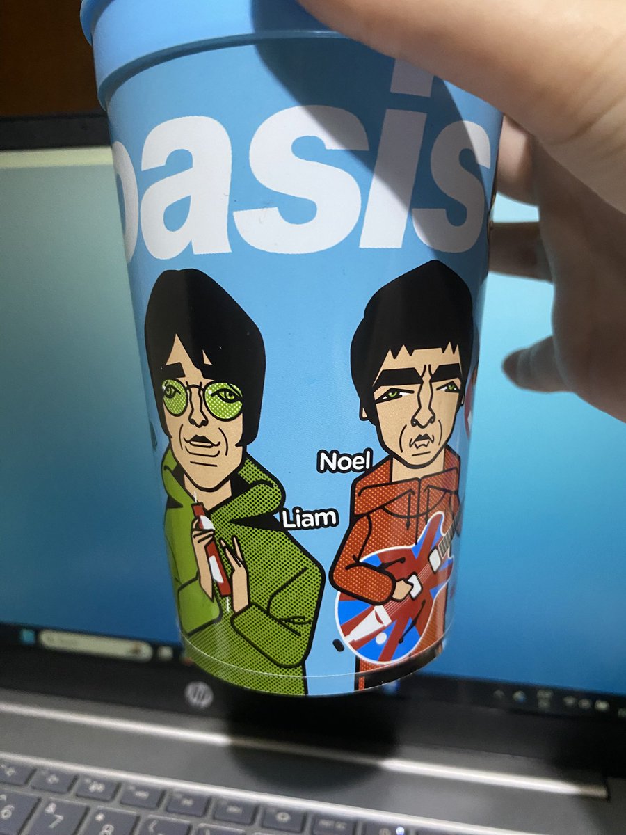 ims0jvli's tweet photo. imaginate llegar a mi casa y que en lugar de darte un vaso de vidrio te doy esto https://t.co/XvxYjztAx2