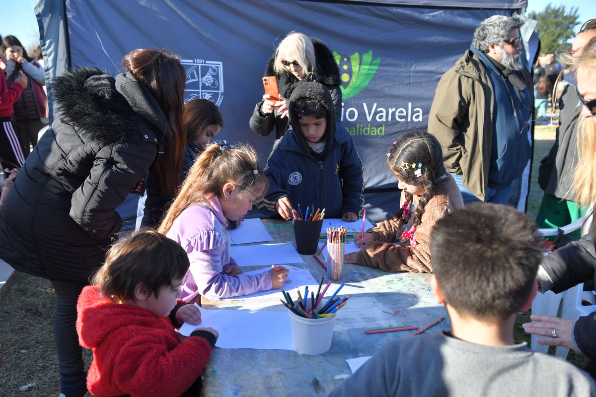 PrensaVarela's tweet photo. UNA TARDE DE DIVERSIÓN EN INGENIERO ALLAN 🎉🎈

Con mucha alegría, llevamos una jornada especial al barrio para que los niños y niñas pudieran disfrutar de juegos, espectáculos, música, sorpresas y muchas propuestas para compartir en familia 🎪✨.

Una tarde llena de sonrisas y momentos compartidos para celebrar a nuestras infancias como se merecen 🥰.