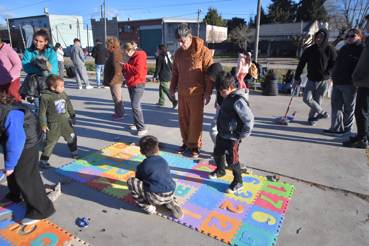 PrensaVarela's tweet photo. UNA TARDE DE DIVERSIÓN EN INGENIERO ALLAN 🎉🎈

Con mucha alegría, llevamos una jornada especial al barrio para que los niños y niñas pudieran disfrutar de juegos, espectáculos, música, sorpresas y muchas propuestas para compartir en familia 🎪✨.

Una tarde llena de sonrisas y momentos compartidos para celebrar a nuestras infancias como se merecen 🥰.