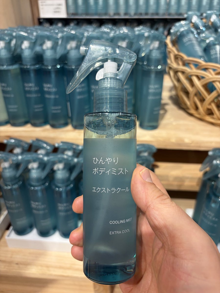 ikzu_y's tweet photo. これ不思議。無印良品さん何がどうなってるの？
話題の「ひんやりボディミスト」を使ってみたら、暑いと感じるけど本当にひんやりしてる。これをシュッシュして、￼ https://t.co/ScrtHBsqvT