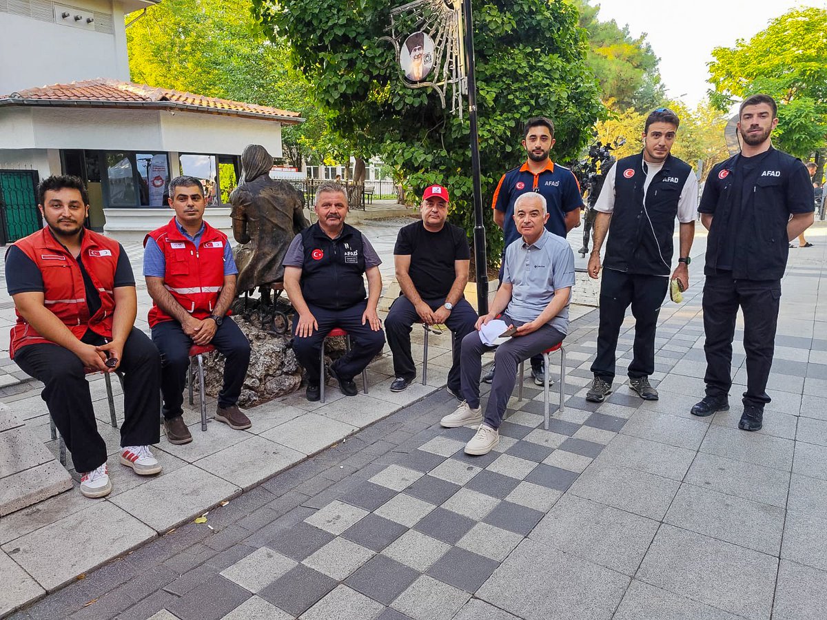 volkangoc's tweet photo. 🩸 Mahallenin Gücü Kan Bağışıyla Büyür!

Valimiz Sayın Uğur Turan kan bağış noktamızı ziyaret etti.

Tüm gönüllü bağışçılarımızı bekliyoruz.

#İyilikKanımızdaVar #KanVerHayatKurtar https://t.co/hSxjbHpJ9U