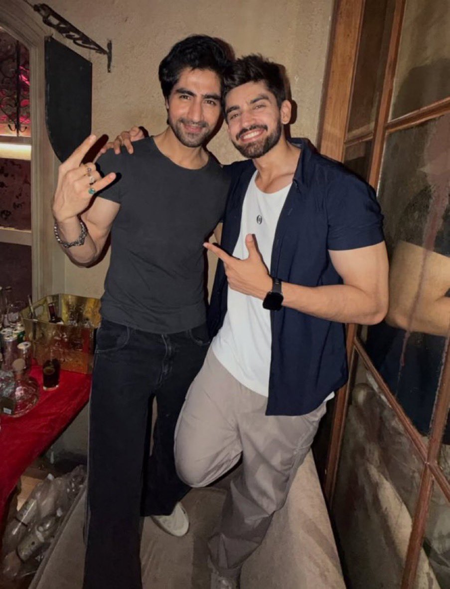 AvinashM1810's tweet photo. Mishraji with his Harshad bhai❤️. We all saw how Avi was rooting for Harshad even in his highs nd lows
#AvinashMishra #HarshadChopda #Kkk15 #LockUpp2 https://t.co/G3jBfy1r1Q