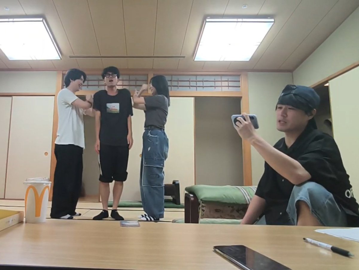 un_mar_aredesu's tweet photo. #ギャラキュー 稽古！
第七回目となる本公演は３つの物語からなるPOP! なSFコメディです。
そして宇宙の危機を救います。

今月末はぜひ天王寺STAGE+PLUSへお越しください！

ありがたいことにお席埋まってきています！
ぜひお早めのご予約を！

【現在の予約状況】
28日(金)
■19:30
一般【残り6枚】
隊員シート【残り2枚】

29日(土)
■12:30
一般【残り5枚】
隊員シート【ご好評につき完売！】
■18:30
一般【残り4枚】
隊員シート【ご好評につき完売！】

30日(日)
■12:00
一般【残り3枚】
隊員シート【ご好評につき完売！】
■15:30
一般・隊員シート【ご好評につき完売！】

応援したいキャストの窓口からご予約ください！(五十音順)
劇団〈窓口〉
https://t.co/weMWGeOlf7

葵P〈窓口〉
https://t.co/ZPmEiqm9g8

一ノ瀬あいみ〈窓口〉
https://t.co/LVVxzNyMJh

斎月七斗〈窓口〉
https://t.co/6jgy1Da5aG

小谷勇太〈窓口〉
https://t.co/jeEFlO5bij

才門大士〈窓口〉
https://t.co/cFIo0ZTZY0

佐伯龍〈窓口〉
https://t.co/fGakvPZoPb

中川千代〈窓口〉
https://t.co/3RMrO1rAsS

ハラマサ〈窓口〉
https://t.co/1yRDQv4Zyw

612〈窓口〉
https://t.co/zlM6Mfj9B2

山田岳功〈窓口〉
https://t.co/t23pvfa3wE

てらきたかつき☆〈窓口〉
https://t.co/04GzZHhnV8