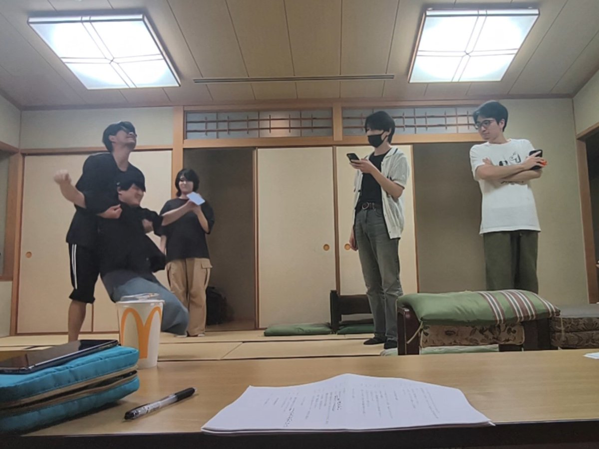 un_mar_aredesu's tweet photo. #ギャラキュー 稽古！
第七回目となる本公演は３つの物語からなるPOP! なSFコメディです。
そして宇宙の危機を救います。

今月末はぜひ天王寺STAGE+PLUSへお越しください！

ありがたいことにお席埋まってきています！
ぜひお早めのご予約を！

【現在の予約状況】
28日(金)
■19:30
一般【残り6枚】
隊員シート【残り2枚】

29日(土)
■12:30
一般【残り5枚】
隊員シート【ご好評につき完売！】
■18:30
一般【残り4枚】
隊員シート【ご好評につき完売！】

30日(日)
■12:00
一般【残り3枚】
隊員シート【ご好評につき完売！】
■15:30
一般・隊員シート【ご好評につき完売！】

応援したいキャストの窓口からご予約ください！(五十音順)
劇団〈窓口〉
https://t.co/weMWGeOlf7

葵P〈窓口〉
https://t.co/ZPmEiqm9g8

一ノ瀬あいみ〈窓口〉
https://t.co/LVVxzNyMJh

斎月七斗〈窓口〉
https://t.co/6jgy1Da5aG

小谷勇太〈窓口〉
https://t.co/jeEFlO5bij

才門大士〈窓口〉
https://t.co/cFIo0ZTZY0

佐伯龍〈窓口〉
https://t.co/fGakvPZoPb

中川千代〈窓口〉
https://t.co/3RMrO1rAsS

ハラマサ〈窓口〉
https://t.co/1yRDQv4Zyw

612〈窓口〉
https://t.co/zlM6Mfj9B2

山田岳功〈窓口〉
https://t.co/t23pvfa3wE

てらきたかつき☆〈窓口〉
https://t.co/04GzZHhnV8