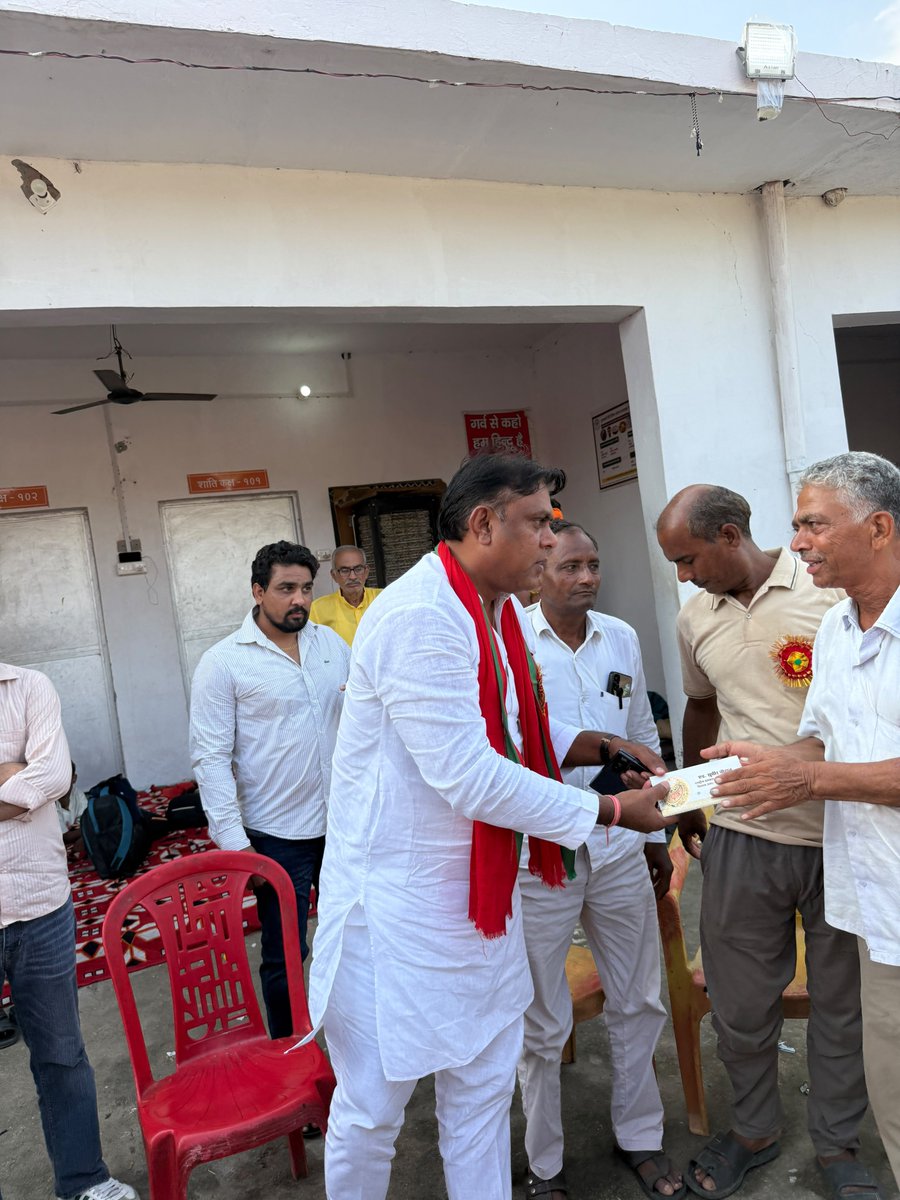 grabsudheer's tweet photo. आज दिनांक 9 अगस्त 2026 को अपनी विधानसभा 60, गढ़मुक्तेश्वर 
गाँव- आलमनगर वृद्धआश्रम में कांवड़ियों के लिए आयोजित सेवा शिविरों में जाने और श्रद्धालु कांवड़ियों की सेवा करने का सौभाग्य प्राप्त हुआ। 🙏🔱

महादेव की भक्ति में लीन इन शिवभक्तों की सेवा करना मेरे लिए सौभाग्य और पुण्य का अवसर है।

भोलेनाथ से प्रार्थना है कि सभी कांवड़ियों की मनोकामनाएं पूर्ण हों, उनकी यात्रा मंगलमय हो और महादेव की कृपा सदैव सभी पर बनी रहे।

हर हर महादेव! 🚩🔱 

एड. सुधीर चौहान
राष्ट्रीय प्रवक्ता (समाजवादी पार्टी)
विधान सभा-60 गढ़मुक्तेश्वर

@mediacellsp @samajwadiparty @yadavakhilesh @dimpleyadav @palshyamLalsp @proframgopalya1 @MPDharmendraYdv @shivpalsinghyad  @aashishsy @IqraMunawwar_ @Kamalakhtar25 
@ABPNews @news24tvchannel @ndtv @News18India @News18UP @ajjtaknews2 @ndtv 

#samajwadipartyofficial #AkhileshYadav #PDA #bholenath
#कांवड़
