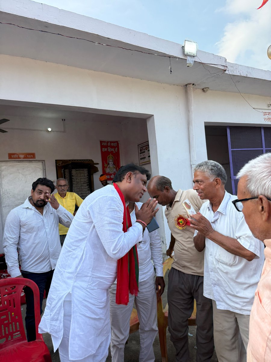 grabsudheer's tweet photo. आज दिनांक 9 अगस्त 2026 को अपनी विधानसभा 60, गढ़मुक्तेश्वर 
गाँव- आलमनगर वृद्धआश्रम में कांवड़ियों के लिए आयोजित सेवा शिविरों में जाने और श्रद्धालु कांवड़ियों की सेवा करने का सौभाग्य प्राप्त हुआ। 🙏🔱

महादेव की भक्ति में लीन इन शिवभक्तों की सेवा करना मेरे लिए सौभाग्य और पुण्य का अवसर है।

भोलेनाथ से प्रार्थना है कि सभी कांवड़ियों की मनोकामनाएं पूर्ण हों, उनकी यात्रा मंगलमय हो और महादेव की कृपा सदैव सभी पर बनी रहे।

हर हर महादेव! 🚩🔱 

एड. सुधीर चौहान
राष्ट्रीय प्रवक्ता (समाजवादी पार्टी)
विधान सभा-60 गढ़मुक्तेश्वर

@mediacellsp @samajwadiparty @yadavakhilesh @dimpleyadav @palshyamLalsp @proframgopalya1 @MPDharmendraYdv @shivpalsinghyad  @aashishsy @IqraMunawwar_ @Kamalakhtar25 
@ABPNews @news24tvchannel @ndtv @News18India @News18UP @ajjtaknews2 @ndtv 

#samajwadipartyofficial #AkhileshYadav #PDA #bholenath
#कांवड़