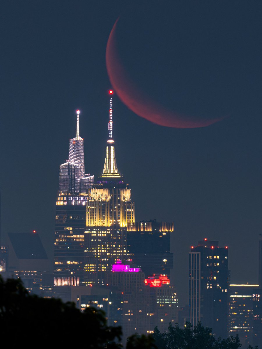 DanTVusa's tweet photo. “While You Were Sleeping”
2 am Crescent Moonrise over midtown Manhattan. Photographed from 13.5 miles away at 600mm. 
#NewYorkCity https://t.co/li0vdL9xxC