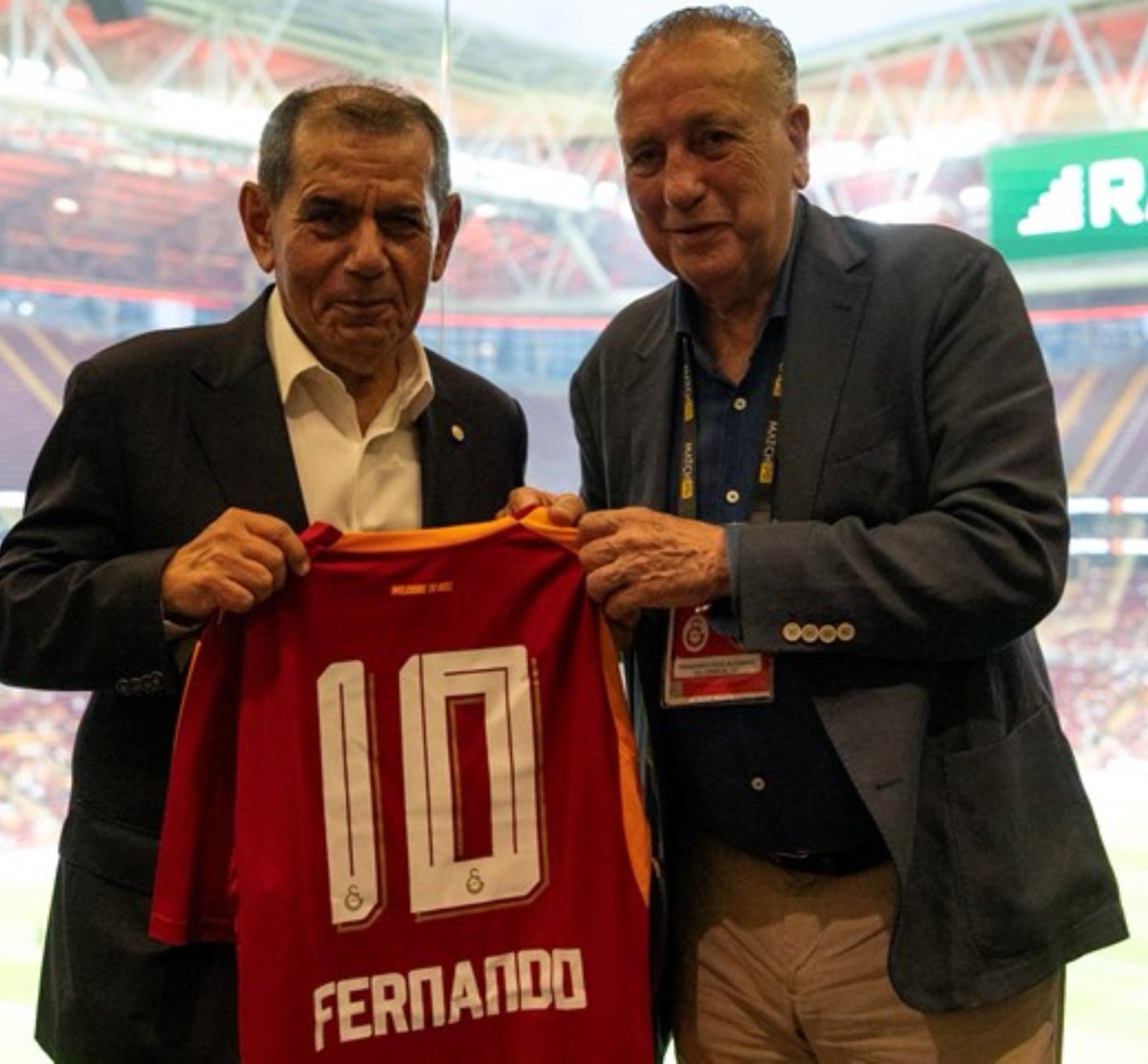 forzacimbom's tweet photo. Dursun Özbek, Villarreal başkanına 10 numaralı Galatasaray forması hediye etti. https://t.co/1xgxxfZsQp