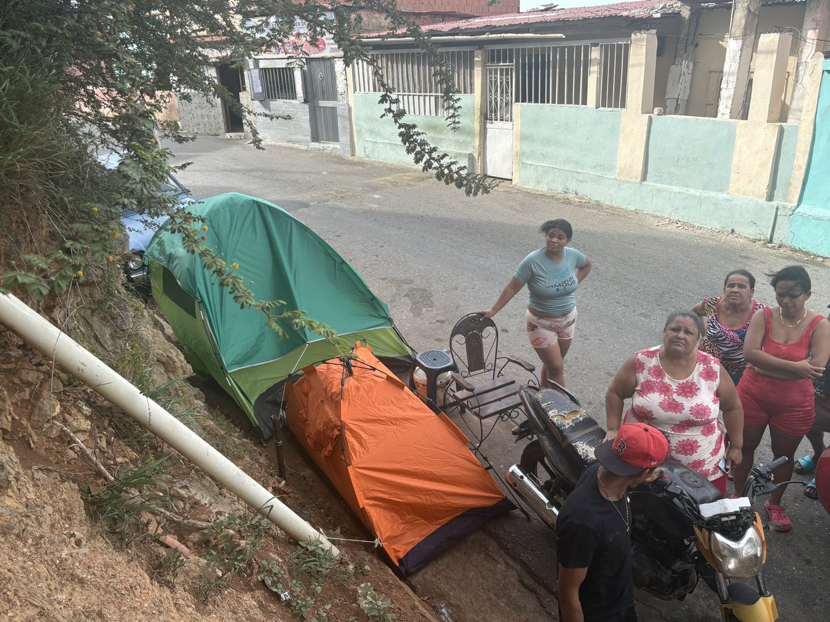 Cat_lucy1's tweet photo. Comunidades de Montesano Maralboro, La Guaira piden ayuda. Todavía hay muchas familias en La Guaira que están recibiendo muy poca ayuda, especialmente las que viven más alejadas de las zonas más afectadas cerca de la costa, en las partes más altas de la montaña. En la comunidad, en particular, hay un edificio donde viven unas 10 familias. Dicen que tienen miedo de dormir dentro porque hay muchas grietas y daños en el edificio, pero están esperando una inspección para saber si es seguro. Quieren dormir en una cancha cerca con algunas carpas, pero no han recibido carpas y tampoco saben dónde conseguirlas. Un par de personas ya están durmiendo en carpas muy pequeñas en la calle, afuera del edificio, pero no hay acera y pasan muchos carros. Necesitan ayuda.