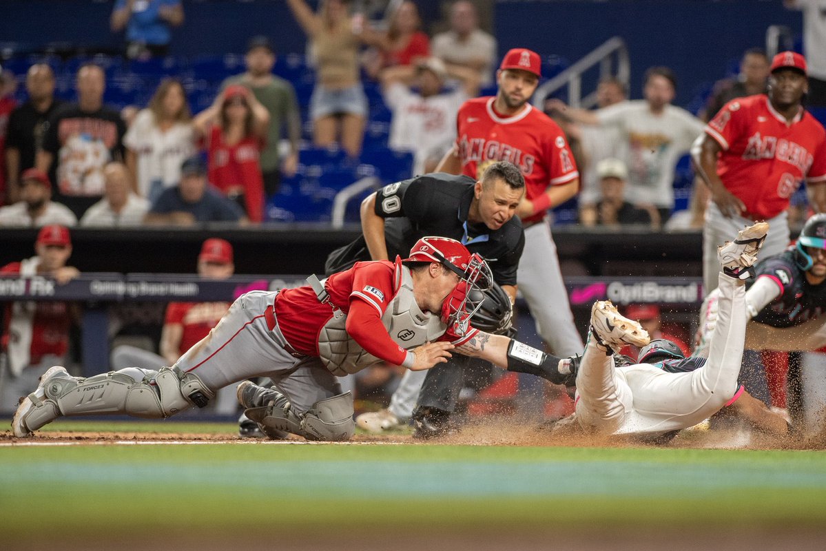 artilespascualf's tweet photo. ¡DE PELÍCULA! ⚾️🔥

La magia del béisbol inmortalizada en una imagen espectacular, captada por el lente de Ryan Thompson, en representación de Pascual Artiles TV.

El pasado viernes 7 de agosto, en el loanDepot park, la casa de los Miami Marlins, se vivió un final de infarto: Javier Sanoja conectó un batazo para doble, pero la joya de la jornada vino desde el jardín izquierdo. José Siri ejecutó un disparo certero al plato, donde el receptor de Anaheim, Tyler Heineman, completó la jugada retirando a Leo Jiménez para el último out.

Capítulo aparte para la impecable actuación del umpire principal venezolano, Jonathan Parra, quien cantó la jugada con precisión milimétrica. Tras la revisión de video, la decisión en la goma se mantuvo firme: ¡OUT! 🛑📸

Un momento electrizante grabado para la historia. ¡Miren este jugadón! 👇

📸 @RyanFromChicago