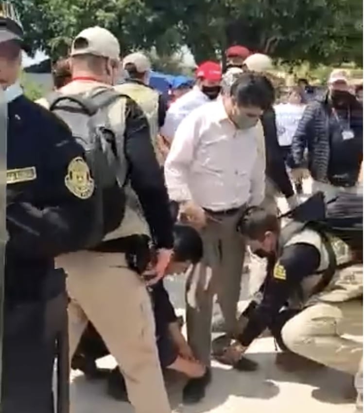 PiensoLibre5's tweet photo. A Keiko🇵🇪 no la vamos a ver humillando a seguridad del Estado (osea al trabajador peruano), que le amarren los zapatos o le carguen la cartera.
Vengan de a uno Castiburros 🤜
#Keiko https://t.co/5KeK2ckRW3