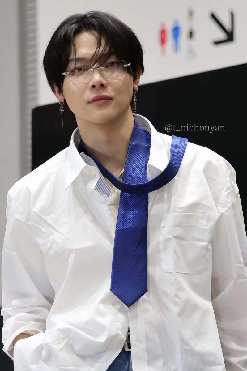 minisodeweno's tweet photo. i'm fucking crying he still can't tie a necktie https://t.co/SMg7GvLgja