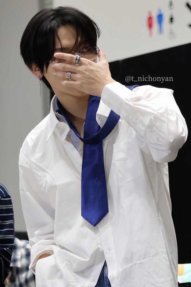 minisodeweno's tweet photo. i'm fucking crying he still can't tie a necktie https://t.co/SMg7GvLgja