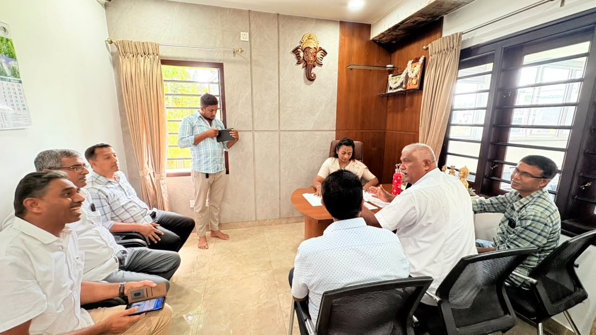 NayanaJhawar's tweet photo. ಇಂದು ಮೂಡಿಗೆರೆ ವಿಧಾನ ಸಭಾ ಕ್ಷೇತ್ರದ ಮೂಡಿಗೆರೆ ಮತ್ತು ಕಳಸ ಬ್ಲಾಕ್ ಕಾಂಗ್ರೆಸ್ ಮುಖಂಡರು ಮತ್ತು ಪದಾಧಿಕಾರಿಗಳ ಸಭೆಯನ್ನು ಶಾಸಕರ ಕಛೇರಿಯಲ್ಲಿ ನಡೆಸಲಾಯಿತು....
.
.
#nayanamotamma #nayanajhawar #MLAMudigere #incmudigere #inckarnataka https://t.co/1QH2ZcKIX2