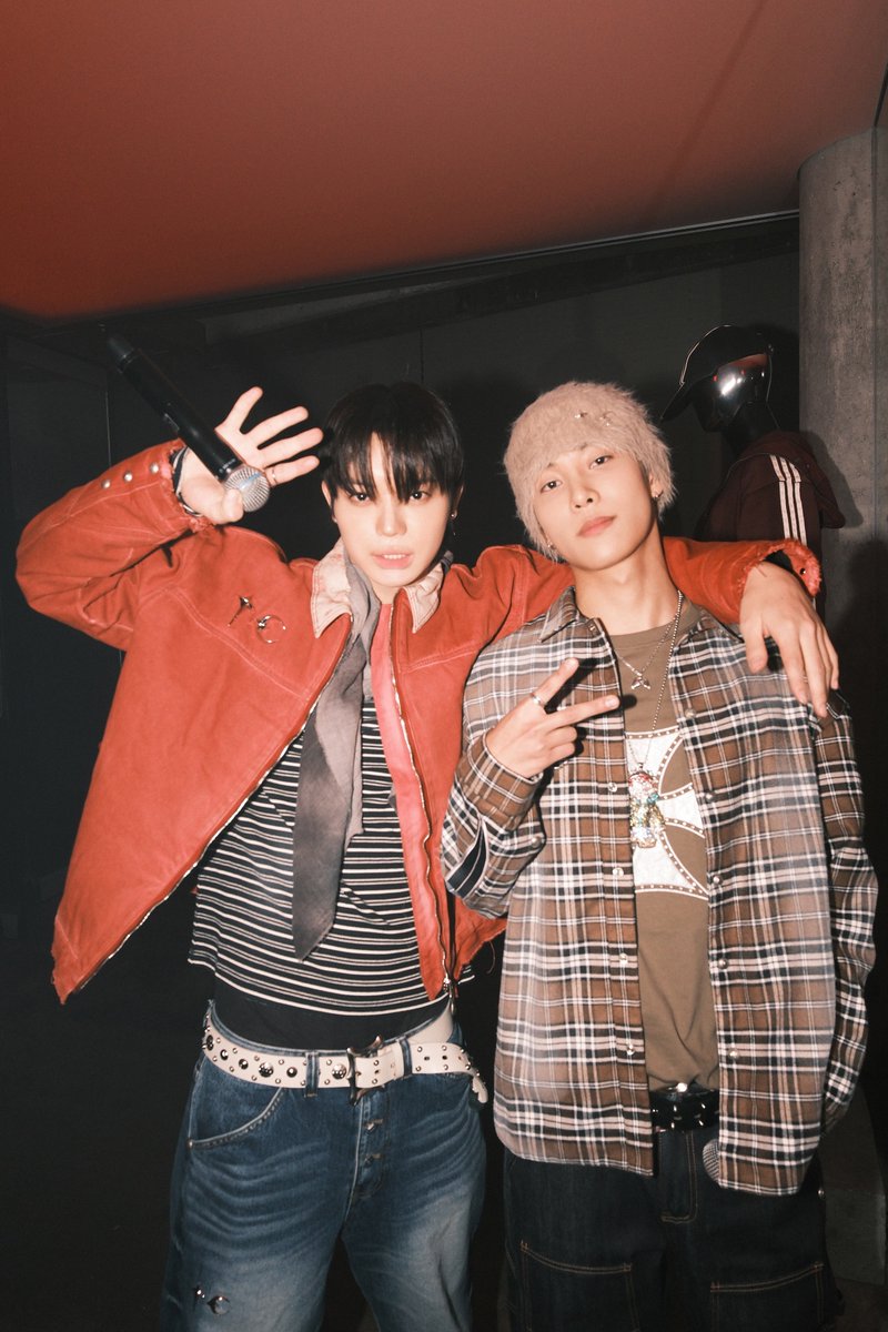 ofhyuI's tweet photo. midnight looks good on us. https://t.co/wn4bSdxUZl