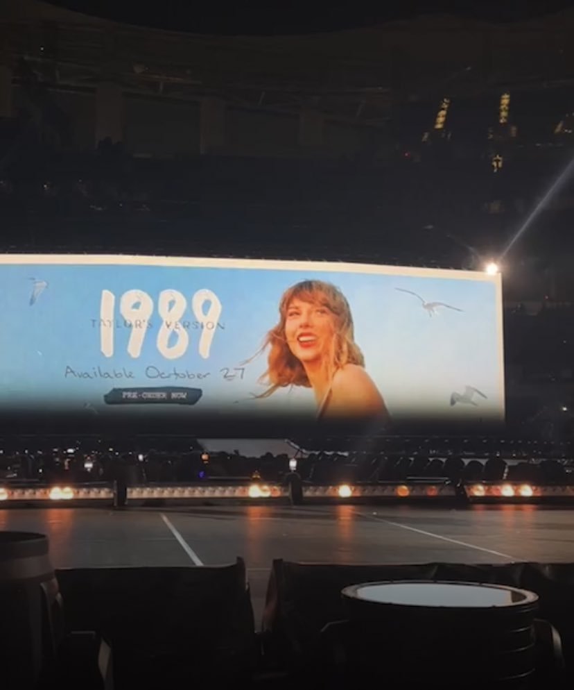 tswiftdailybr's tweet photo. Há 3 anos atrás, Taylor Swift anunciava o "1989 (Taylor’s Version)" durante a noite final da "The Eras Tour" em Los Angeles! 🩵 https://t.co/NLTtYsZDcl