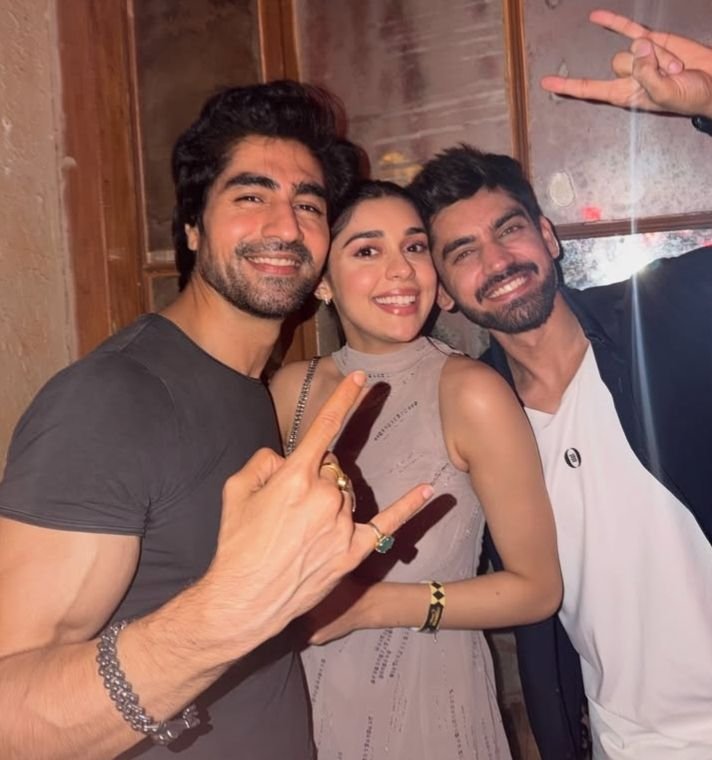 SimpleEdit21892's tweet photo. You three keep meeting like this😭🫶

#HarshadChopda https://t.co/QExK2WI4Qw