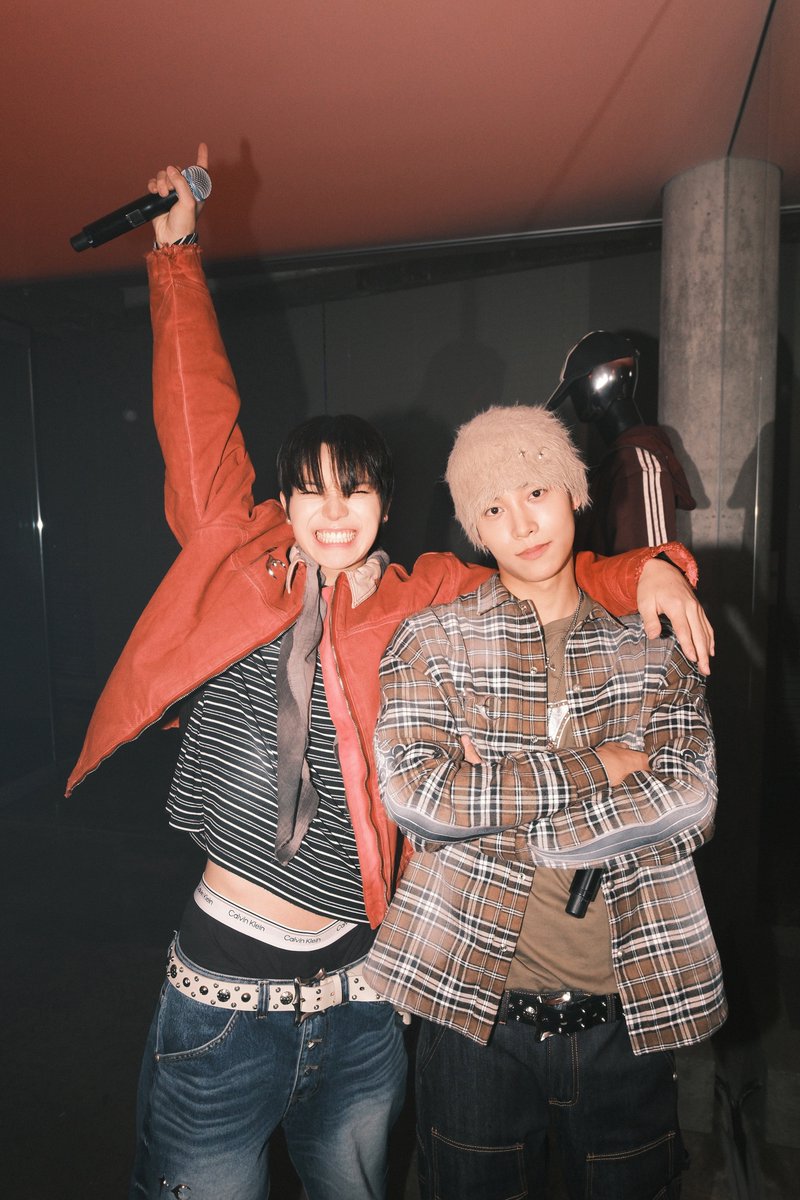 ofhyuI's tweet photo. midnight looks good on us. https://t.co/wn4bSdxUZl