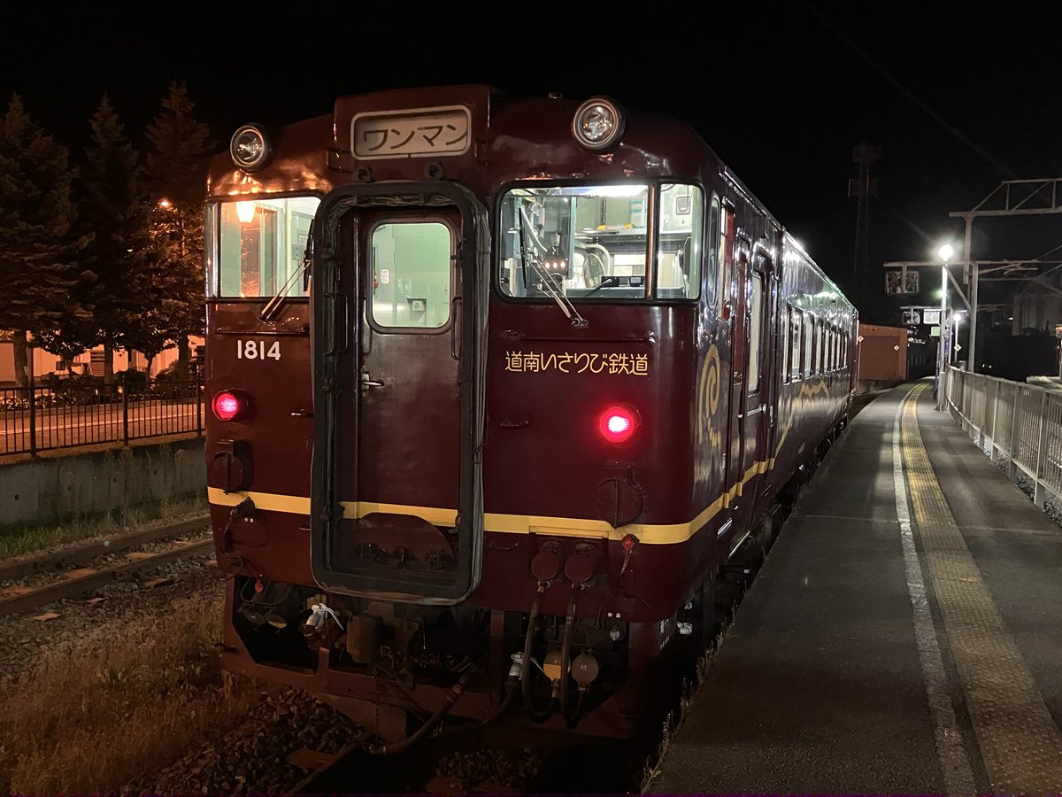 Orgel_Beckerath's tweet photo. 「おぅ！まあ飲みモンでも飲んでけや！」

夕方、協力会社の年配の社員さんに
買ってもらった缶コーヒー。

とう���う仕事中に飲めないまま、退勤しました。

それでも今日は
8月に入って2回目の定時退社。

仕事終わりはキハ40に乗って心を休めます。

いつものヨンマル、ありがとう😌 https://t.co/7NWoWf0LdG
