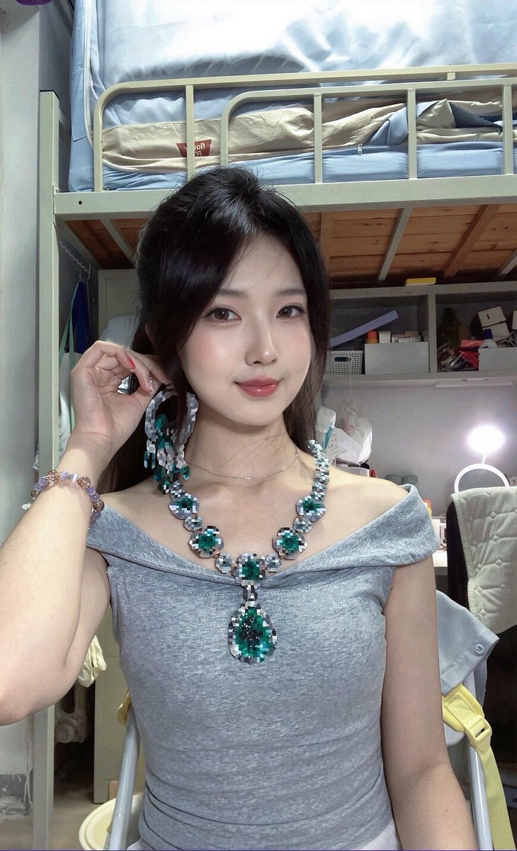dwhow17571773's tweet photo. 新人刚玩

想发点照片  有人锐评女大福照吗

直接给不墨迹  发完我要删了….. https://t.co/qx7Z7LmD2h