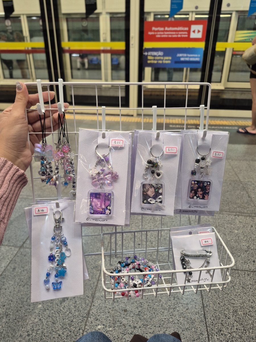 johdasahi's tweet photo. vendendo algumas coisinhas no show do lykn hoje espero ver vcs na fila 🥺☝🏻 https://t.co/jvf9XDYDYE