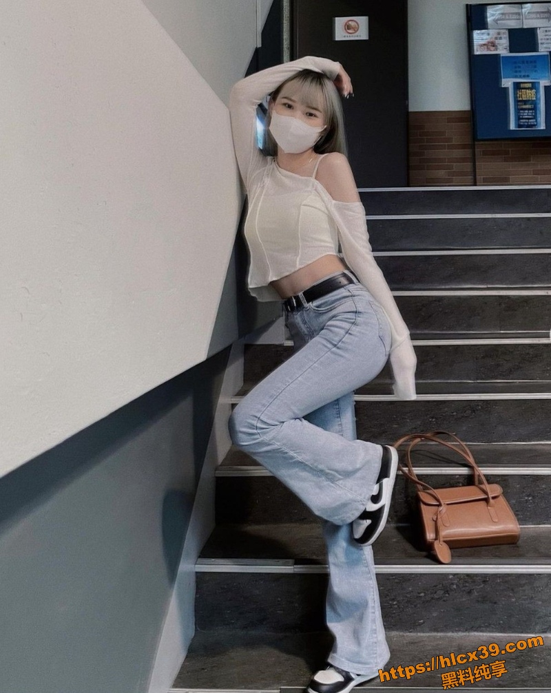futejia01's tweet photo. 国立中兴大学资讯系学生妹被被曝 私下做鸡赚钱 不雅视频遭约炮大神偷拍曝光

直达链接：https://t.co/Jn6XH7HiML

#国立中兴大学 #学生妹 #学生妹 被曝做鸡 #中兴大学资讯系 #二一岁在校大学生 #身材优越曲线 #国立中兴大学学生妹不雅视频 #国立中兴大学学生妹被曝黑料 https://t.co/2H9seLV6kw