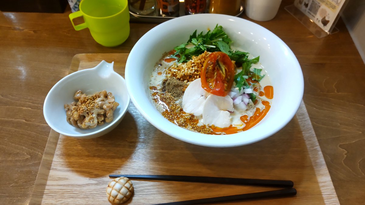 MFN16644385's tweet photo. 初めて行くまぜそば屋で冷静坦々麺を頼み、同行者に「初めて行く店ならその店のメインどころを食べる方がいい」との意見を受けるなど。（画像一枚目）
確かにそれは正しいということでリベンジをしに行きました（画像2枚目） https://t.co/a2N6KfoWLG