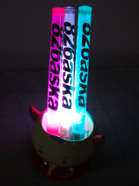 suzuchorus's tweet photo. 今や多色ペンライトが当たり前になっていますが、初期のペンライトは単色だったのですよ。
これは、2017年福井の単独ライブ（クリコン）で初めて販売されました。
#あすかのらいぶ
#826aska https://t.co/q1kSojzVRm